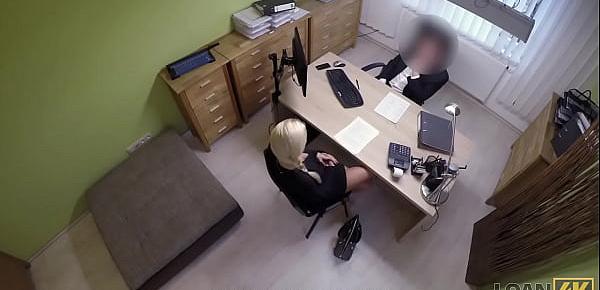 LOAN4K. Smart Teen Chick kommt mit rasierter Muschi zum Leihbüro